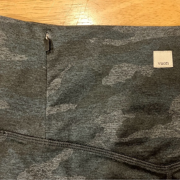 Vuori Set High Waist Dark Grey Camo Leggins - Picture 6 of 14